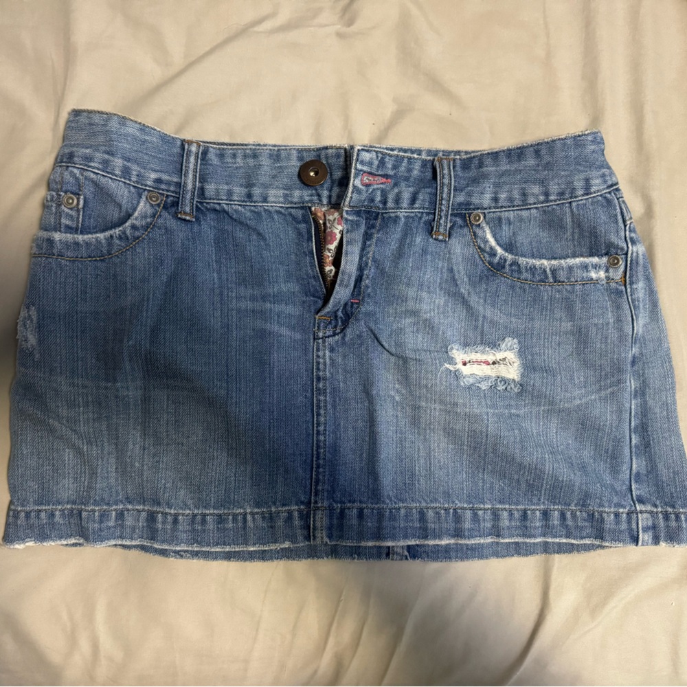 American Eagle 2000’s low rise flower detail Jean skirt